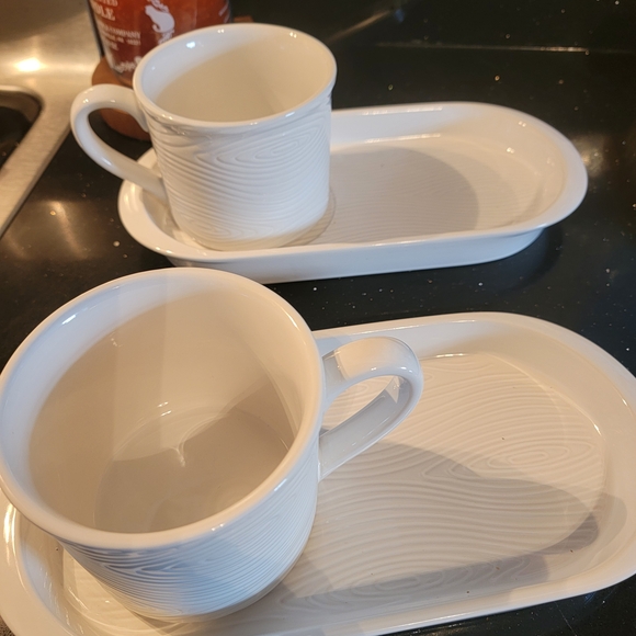Elegant White Mug and Tray Set - Picture 3 of 5